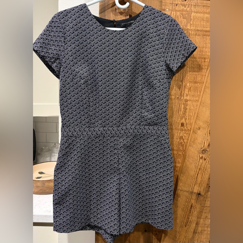 Banana Republic Black & White Geometric Jumper Size 6 Petite